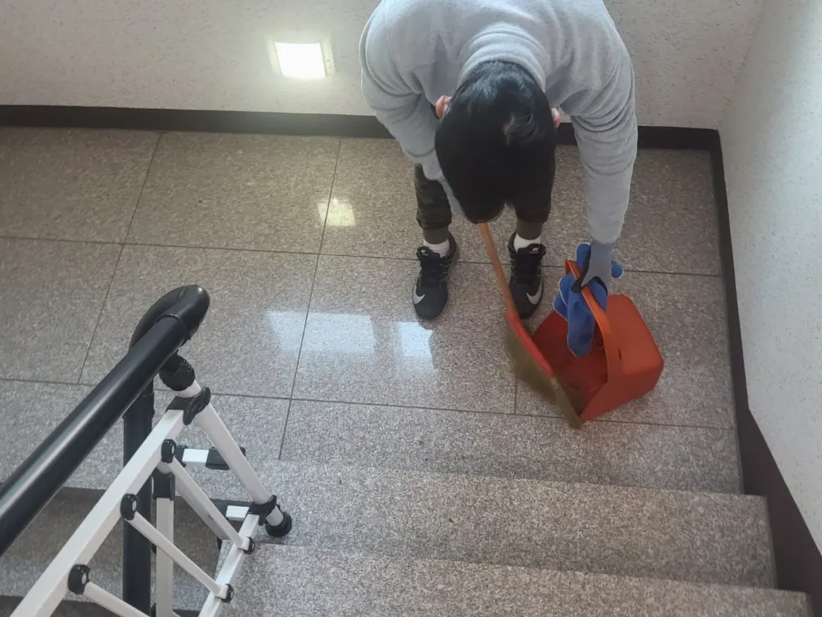 포천시 동교동 빌라 공동현관 장비 주변 정밀 위생청소 사례 - 행진크린