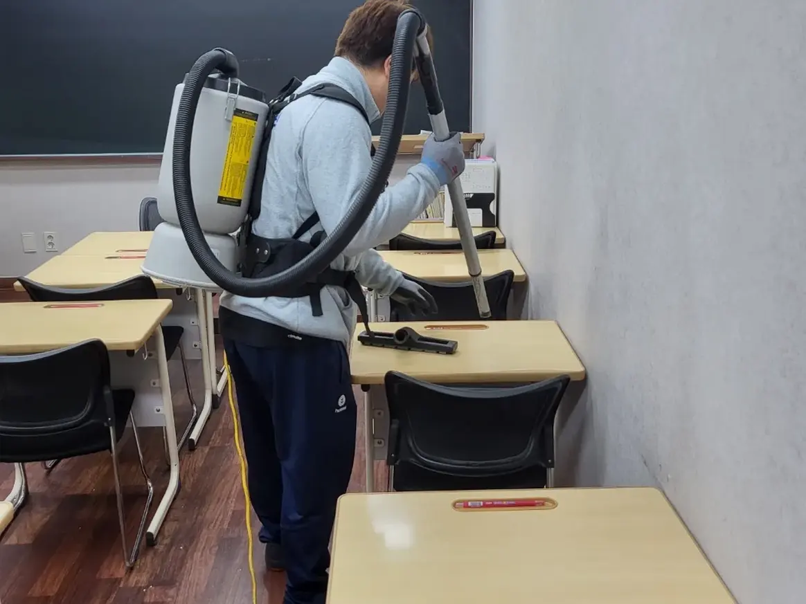 연천군 왕징면 학교 현관·중앙홀 바닥 위생청소 사례 - 행진크린