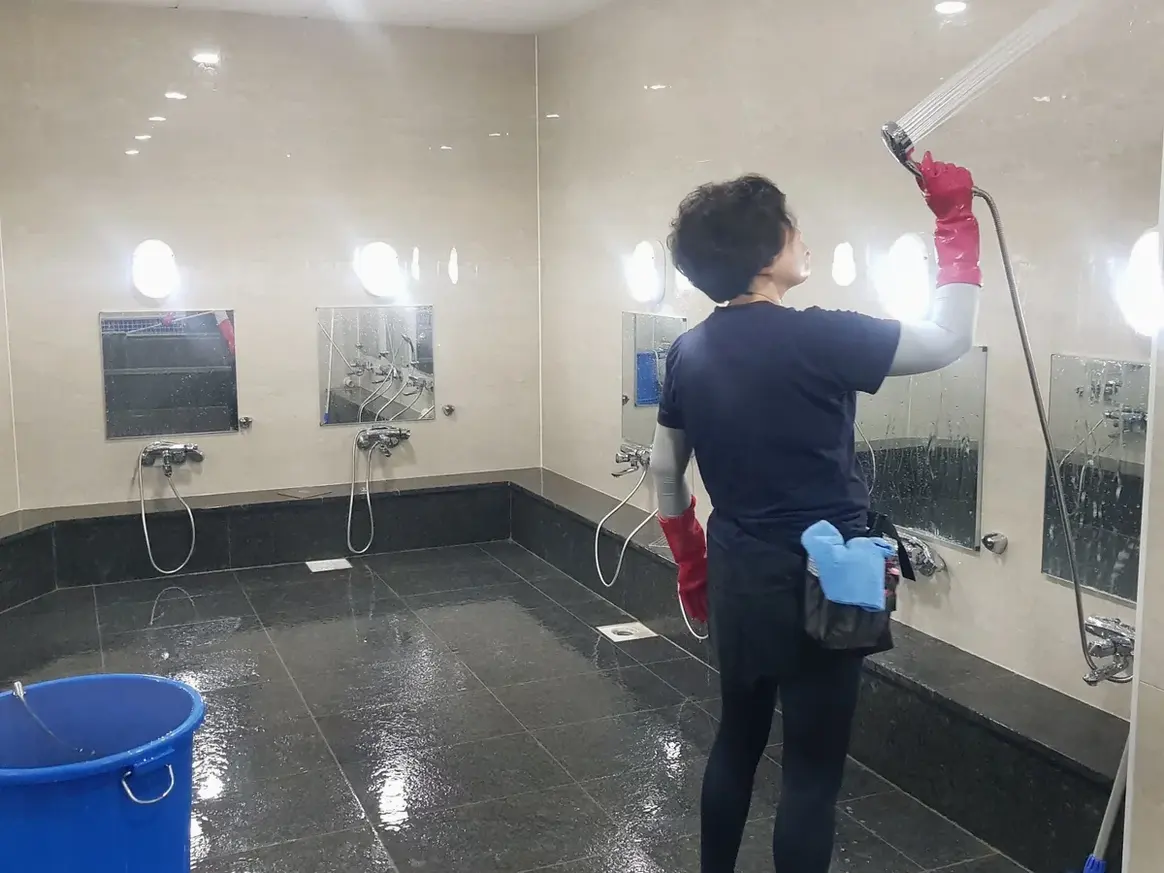 가평군 조종면 목욕탕 탈의실·파우더룸 바닥 위생청소 사례 - 행진크린
