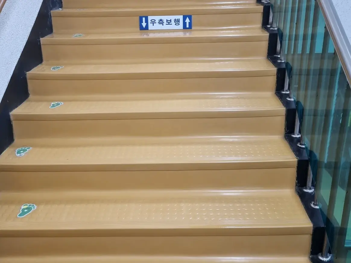 포천시 신읍동 어린이집 현관·신발장 바닥 위생청소 사례 - 행진크린